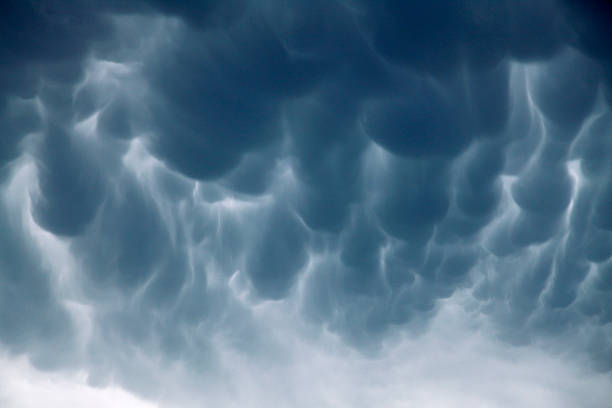 dramática mammatus nubes de tormenta - harbinger fotografías e imágenes de stock