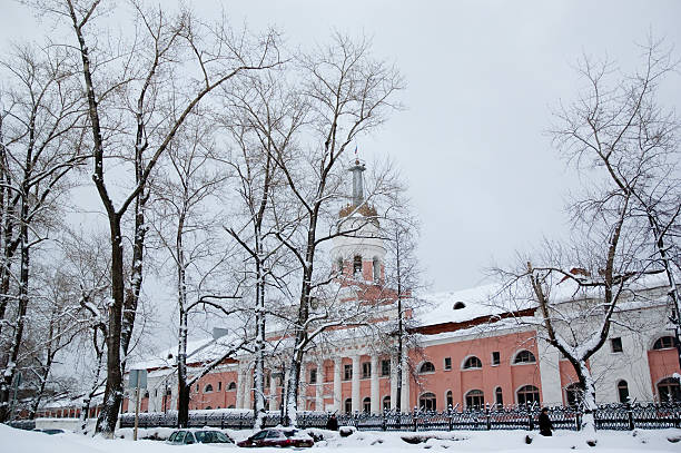 el antiguo edificio de la planta - izhevsk fotografías e imágenes de stock