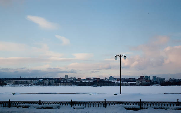 frío nívea embankment izhevsk estanque - izhevsk fotografías e imágenes de stock