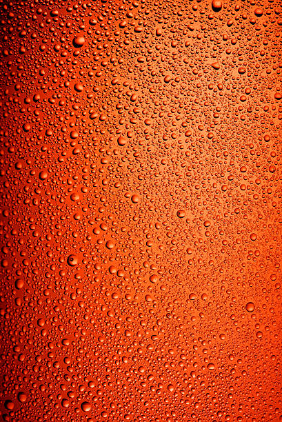 brun texture de bouteille de bière - amber beer photos et images de collection