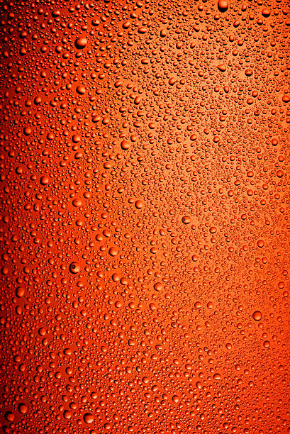 коричневый бутылка пива текстуры - amber beer стоковые фото и изображения