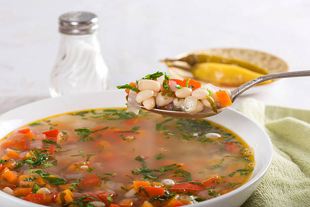 soupe de haricots avec des légumes - towl photos et images de collection