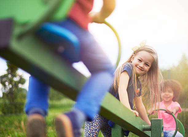 amis lors de vos activités en plein air - playground schoolyard playful playing photos et images de collection