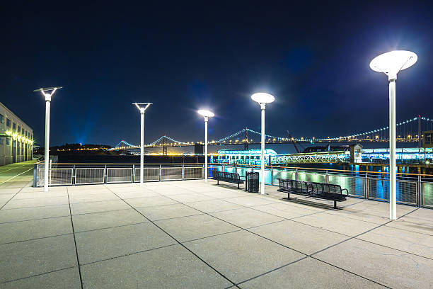 vacío piso de mármol, cerca de agua con puente colgante en francisc - photography suspension bridge water night fotografías e imágenes de stock