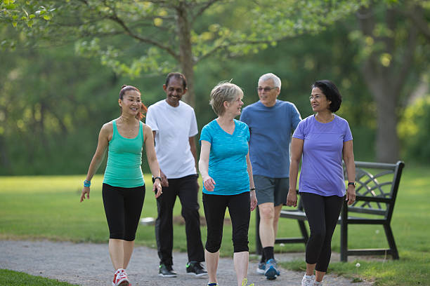 seniorzy spaceru razem na park - active seniors women senior adult mature adult zdjęcia i obrazy z banku zdjęć