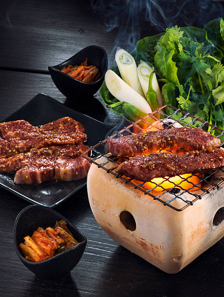 한국식 바비큐 또는 야끼니쿠 - yakiniku 뉴스 사진 이미지