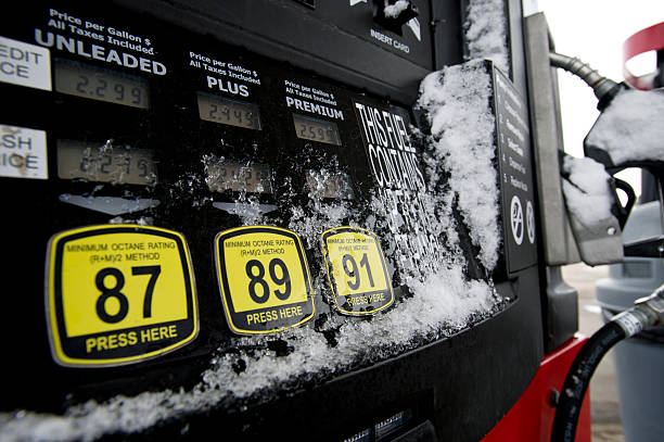 distribuidor de combustível na neve - gas station gasoline refueling fuel pump imagens e fotografias de stock