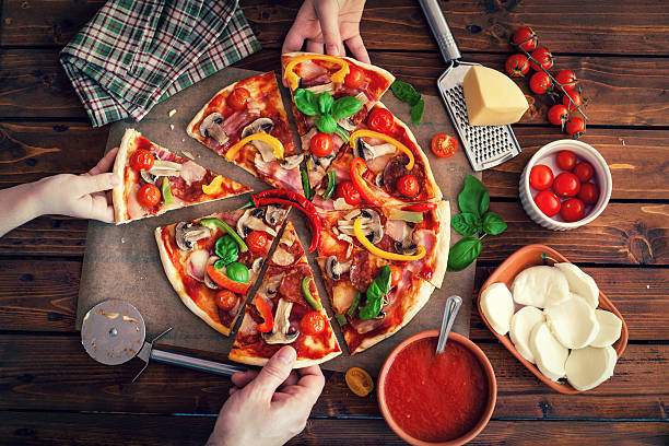 pizza mit zutaten - tomato sauce domestic kitchen meat cheese stock-fotos und bilder