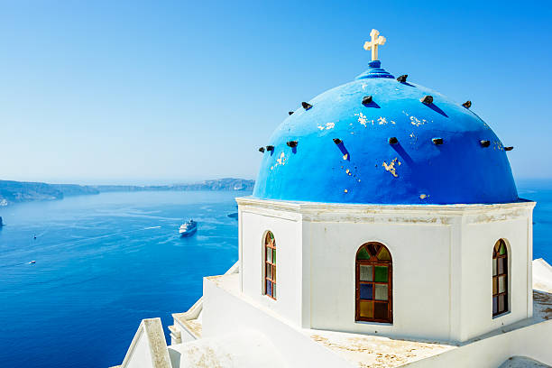 церковь с голубой купол на санторини, греция - greek islands greece day full frame стоковые фото и изображения