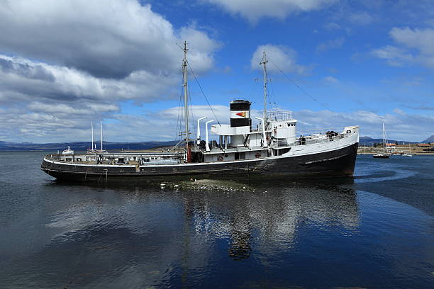 schiffswrack fischkutter em ushuaia argentinien - kutter - fotografias e filmes do acervo