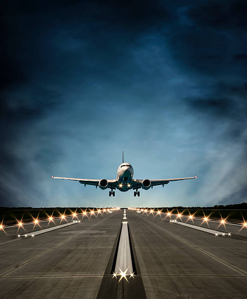 pasajero; avión aterrizando al atardecer - aterrizar fotografías e imágenes de stock