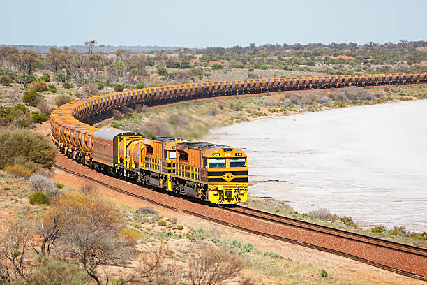 chargé arrium minerai de fer train en passant par l'outback de salt lake - coober pedy photos et images de collection