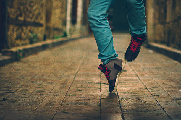 füße der hip-hop-performer in sneaker - dance shoes stock-fotos und bilder