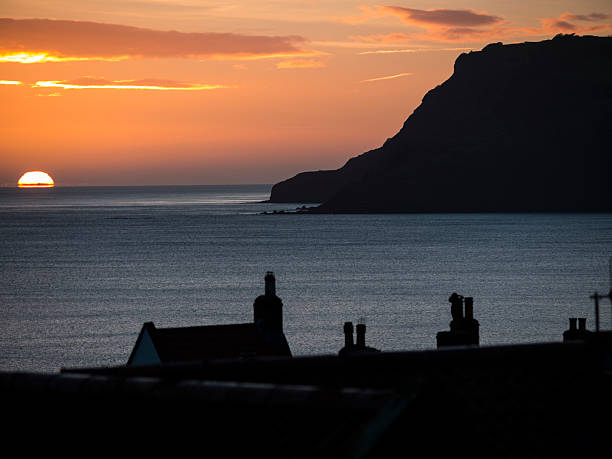 wschód słońca nad robin hood bay, yorkshire, wielka brytania - robin hoods bay zdjęcia i obrazy z banku zdjęć