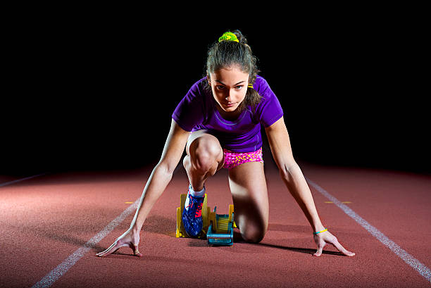 atleta no bloco de partida - running athlete staircase teenager imagens e fotografias de stock