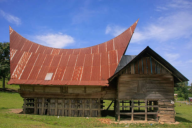 традиционные batak дом на остров самосир, суматра, индонезия - lake tufa sumatra house стоковые фото и изображения
