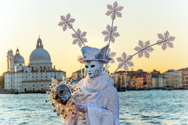 кра�сивая белая маска, снежинка карнавал в венеции, италия - venice italy editorial mardi gras performer стоковые фото и изображения