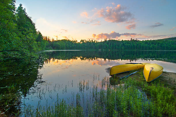 kanus auf den see - ontario kanada stock-fotos und bilder