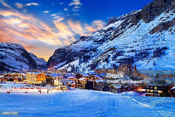 Photo libre de droit de Val Disère City banque d'images et plus d'images libres de droit de Ski - Ski, Val d'Isère, Station de ski