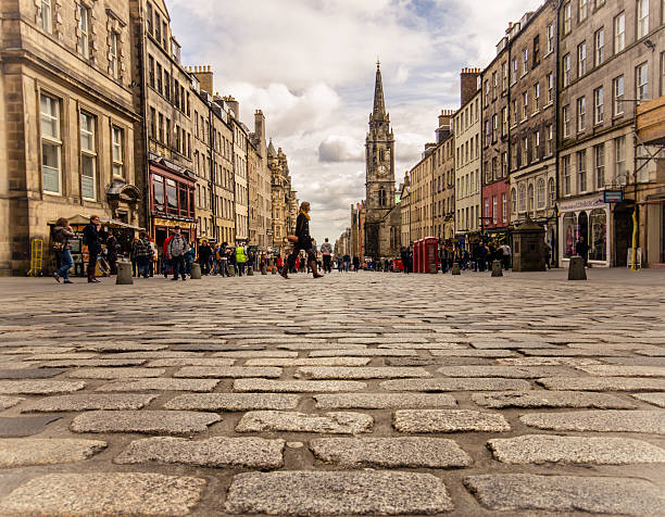 Servant's walk Famous Royal Mile (High Street) of Edinburgh as seen from its clobber stones. royal mile stock pictures, royalty-free photos & images