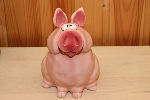 istock glass pig, piggy bank 538306641