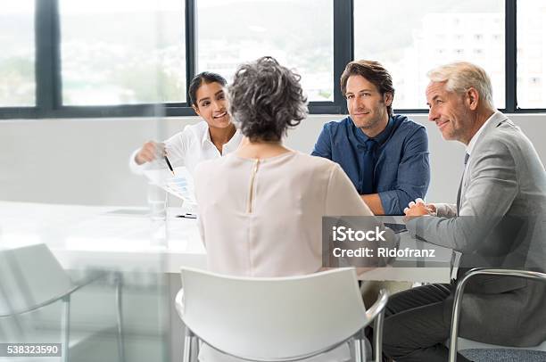 Businessteam Arbeiten Im Büro Stockfoto und mehr Bilder von Geschäftsbesprechung - Geschäftsbesprechung, Glücklichsein, Gespräch