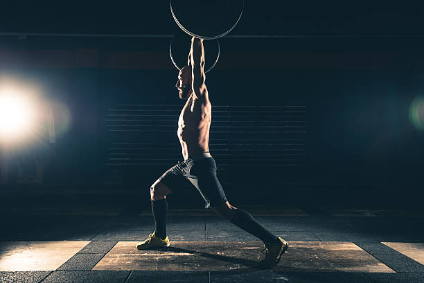 homem forte de musculação em uma sala de ginástica - barbell exercising sport gym - fotografias e filmes do acervo