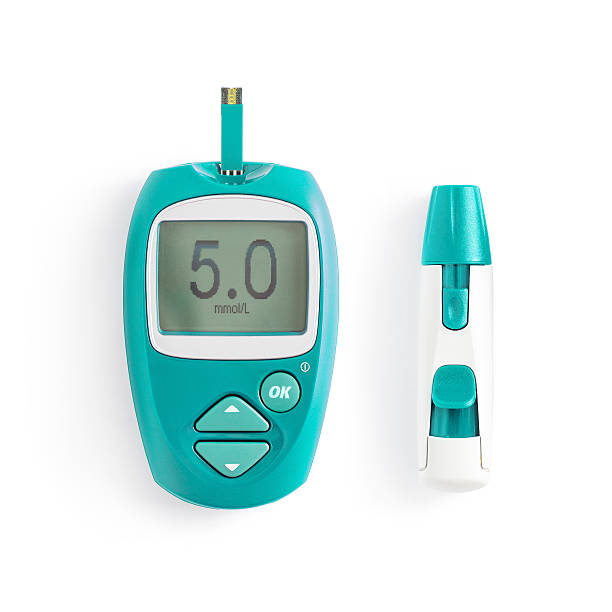 ciano glucometro e siringa su sfondo bianco - blood sugar test examining instrument of measurement diabetes foto e immagini stock