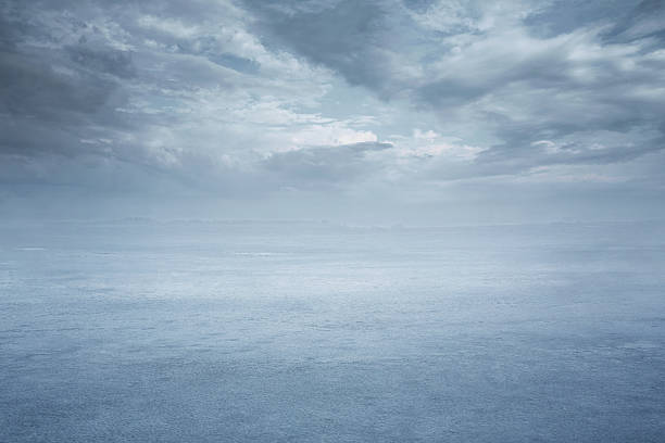 lago ghiacciato - cielo variabile foto e immagini stock