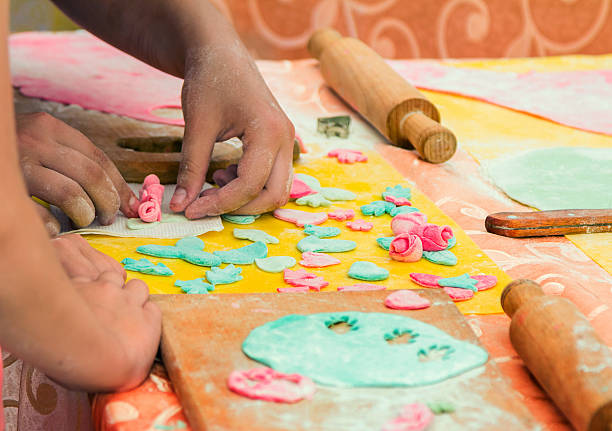 zbliżenie ręce co kolorowe wklej dekoracje - child craft flower single flower zdjęcia i obrazy z banku zdjęć