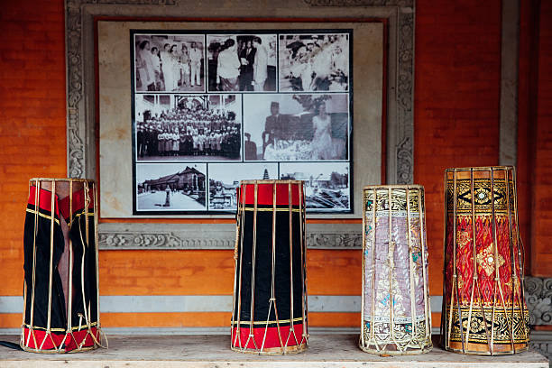 instrumentos de la música tradicional balinés, de ubud, bali - art theatrical performance bali indonesia fotografías e imágenes de stock