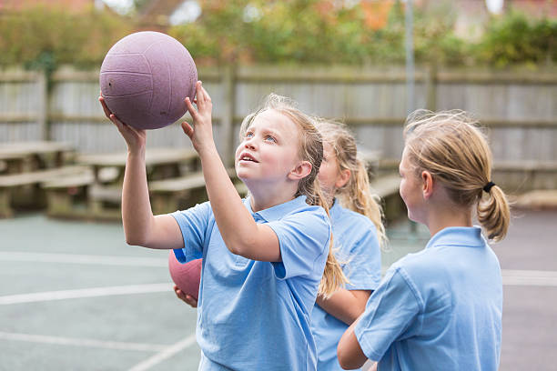 podwórku netball sport dziewczyny szkoła - child basketball uniform sports uniform zdjęcia i obrazy z banku zdjęć