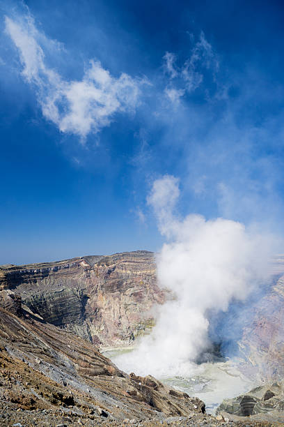 アソー山山の山火口 - sulphur ストックフォトと画像