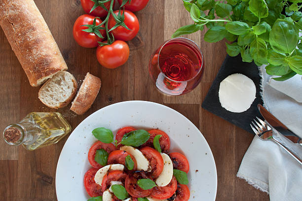 tomate mozzarella mit zutaten - caprese salad antipasto wine mozzarella stock-fotos und bilder