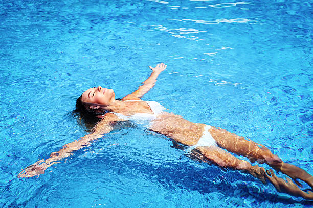 хорошенькая девочка в плавательный бассейн - poolside enjoyment sensuality blue стоковые фото и изображения