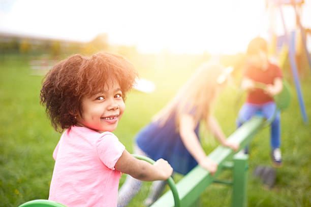 groupe d'enfants jouant ensemble - playground schoolyard playful playing photos et images de collection