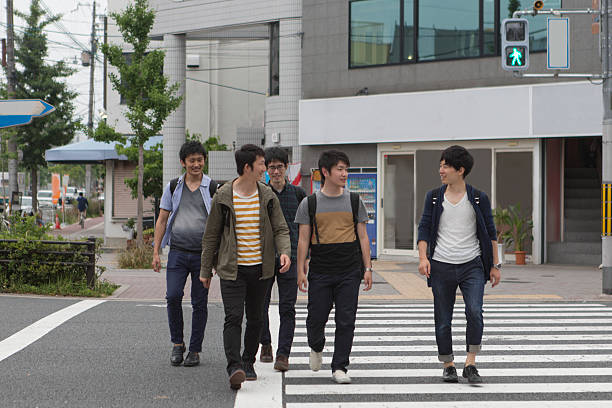 日本人学生ご友人とご一緒に日本、京都 同級生 - streetview ストックフォトと画像