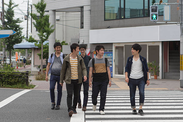 японские сту�денты вместе с другом одноклассников в киото, япония - streetview стоковые фото и изображения