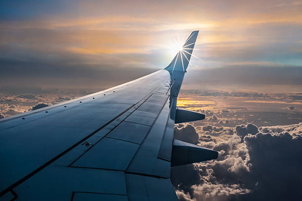 di vista aereo - wing airplane window sunset foto e immagini stock