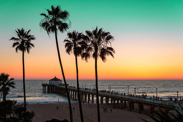 закат на пляже манхэттен. винтажный обработаны. - santa monica pier santa monica beach night amusement park стоковые фото и изображения