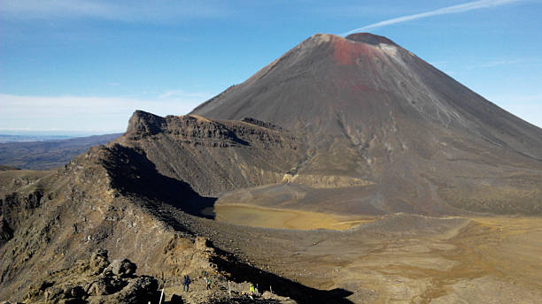 cratere di vulcano, tongariro - imponent foto e immagini stock