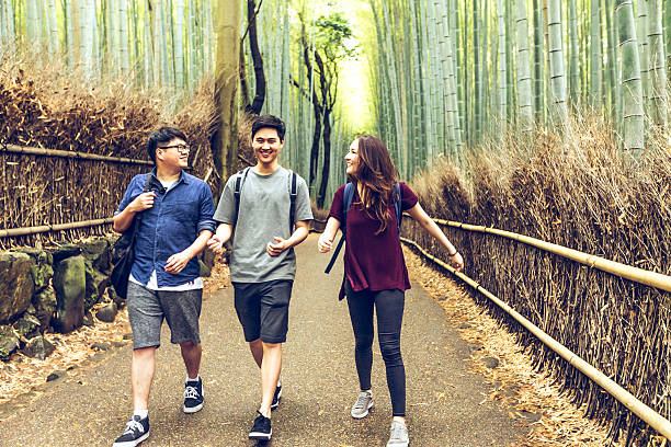 colegio amigos tomando una ducha en el bosque de bambú, kyoto, japón - travel teenager talking student fotografías e imágenes de stock