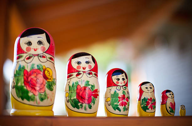 con espacio para la computadora muñecas rusas  - russian nesting doll russia doll matrioska fotografías e imágenes de stock