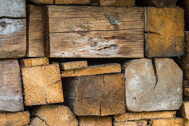 istock Texture formed by wet pile of stacked firewood 538355347