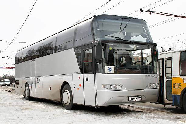 neoplan n1116 cityliner - snow car winter road photos et images de collection