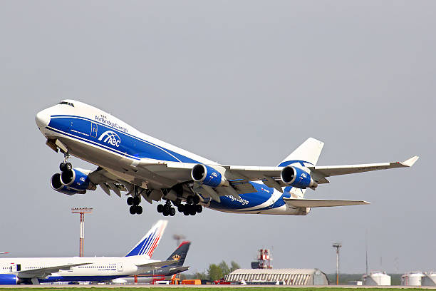 boeing 747-400erf airbridgecargo - airplane commercial airplane air vehicle boeing 747 foto e immagini stock