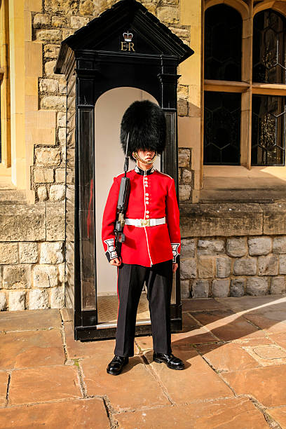 guarda no direito na torre de londres - castle honor guard protection security guard imagens e fotografias de stock