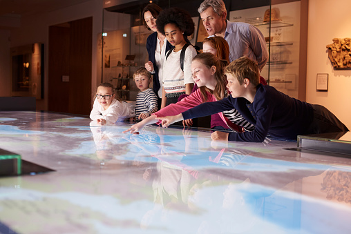 Los alumnos de la escuela campo viaje a Museo observando un mapa photo