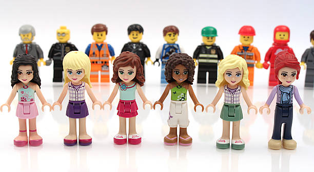 lego линия girls in front of boys - figurine small plastic businessman стоковые фото и изображения
