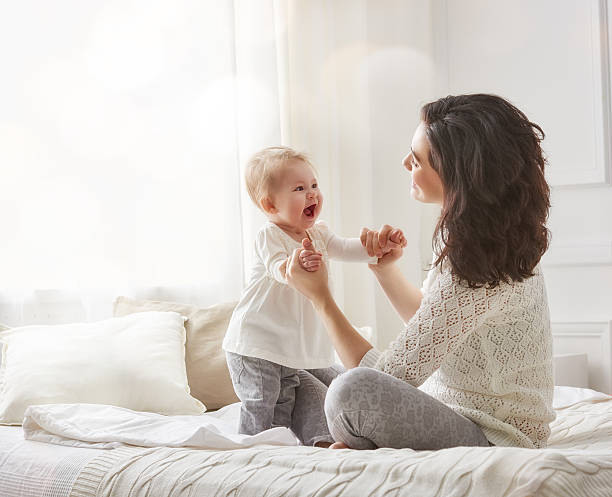 szczęśliwy docenianie rodziny. - mother baby child playing zdjęcia i obrazy z banku zdjęć